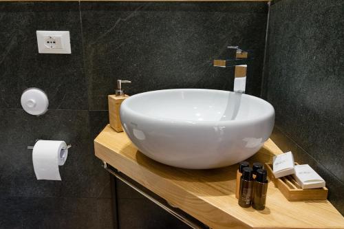 Deluxe Double or Twin Room with Balcony image 6