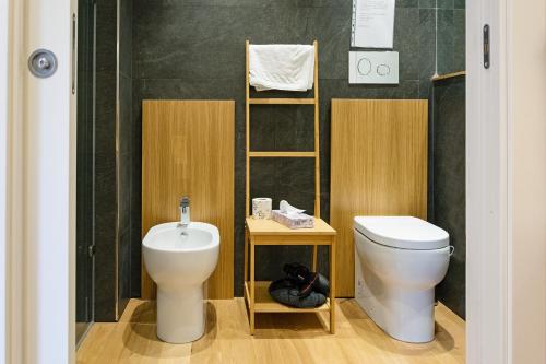 Deluxe Double or Twin Room with Balcony image 5