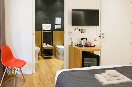 Deluxe Double or Twin Room with Balcony image 4