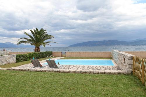  Beach Front Villa with Private Pool II in Káto Platanítis