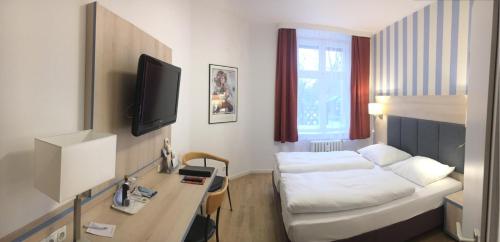 Standard Double Room image 3