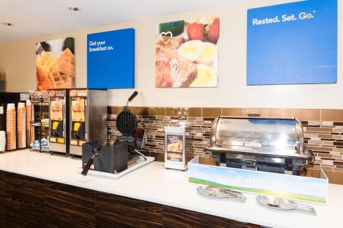 อาหารและเครื่องดื่ม, เบย์มอนต์ บาย วินด์แฮม โบนิตา สปริง (Baymont by Wyndham Bonita Springs) in โบนิตาสปริงส์ (FL)