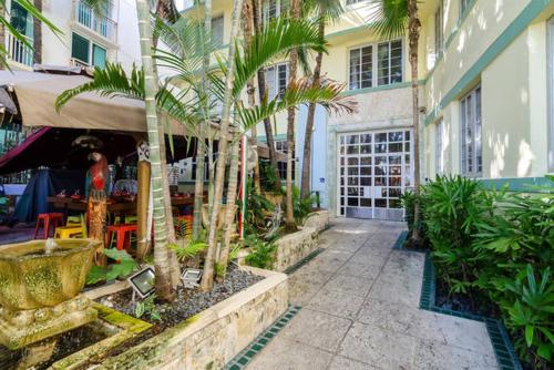 Ocean Drive Studio Historic Building minutes walk to the Beach. in Miami Beach, USA