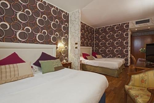 1 queen bed, 2 twin beds