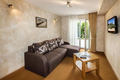 One-Bedroom Apartment image 6