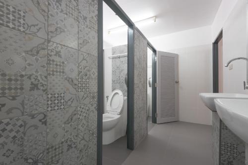BaanSu Hostel Room Type - Basic Triple Room with Shared Bathroom