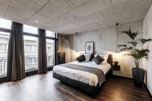 Upstairs Hotel in Ostenda