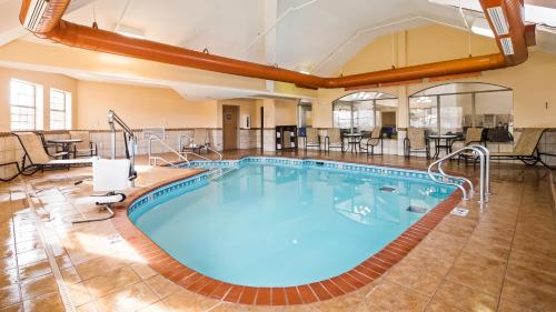 สระว่ายน้ำ, Best Western Plus Tulsa Inn & Suites in ทัลซ่า (OK)