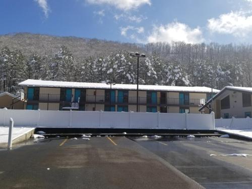 Blue Ridge Rustic Inn - image 4