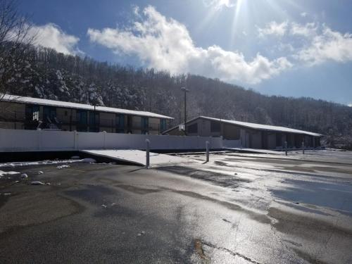 Blue Ridge Rustic Inn - image 5