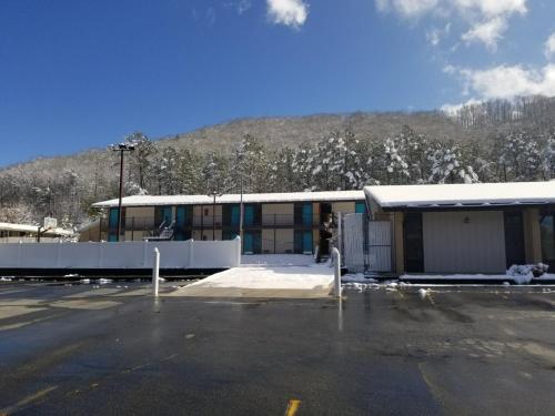 Blue Ridge Rustic Inn - image 9