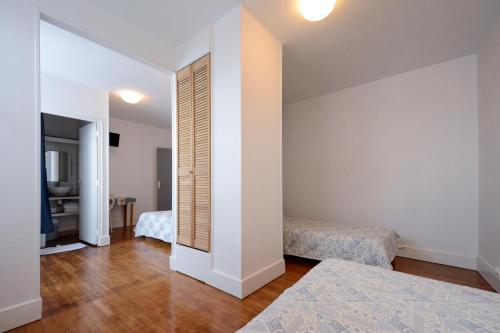 1 double bed, 2 twin beds