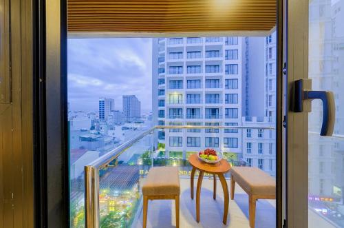 Deluxe Double or Twin with Balcony and City View image 6