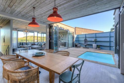 設施, The Quarter Deck in 肯頓海