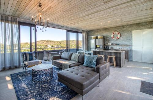 設施, The Quarter Deck in 肯頓海