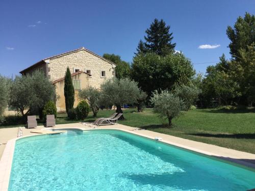 Typique Mas Provençal avec Piscine Privée, en campagne du village de Sénas, proche du centre à pieds, situé aux portes du Luberon et des Alpilles, 10 personnes, LS7-269CHI NAIO gîte à louer Sénas