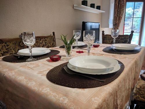 餐廳, Ferienwohnung mit Terrasse in 格里馬
