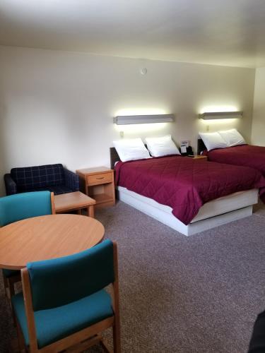 1 queen bed, 1 sofa bed