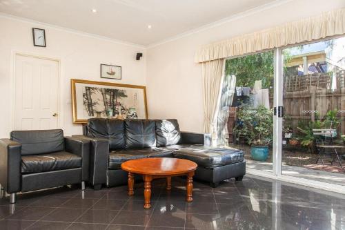 共用Lounge/電視區, Abbotsford Private Rooms & Pods - 15 Charles Homestay in 阿布思福德