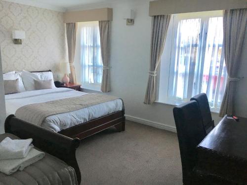 B/W Normanton Park Hotel - image 3