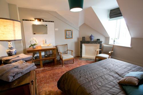 2 queen beds, 3 twin beds