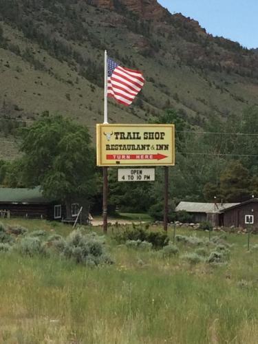 Trail Shop Inn - Accommodation - Wapiti