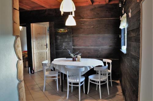 設施, u bażanta (u bazanta) in 烏厄爾斯米納拉尼