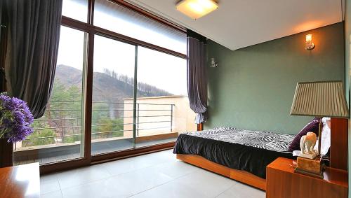 Hugel Heim Pension Set in a prime location of Pyeongchang-gun, Hugel Heim Pension puts everything the city has to offer just outside your doorstep. Both business travelers and tourists can enjoy the propertys facilitie