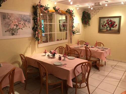 Restaurant, Gastehaus Alpinia in Tempelhof