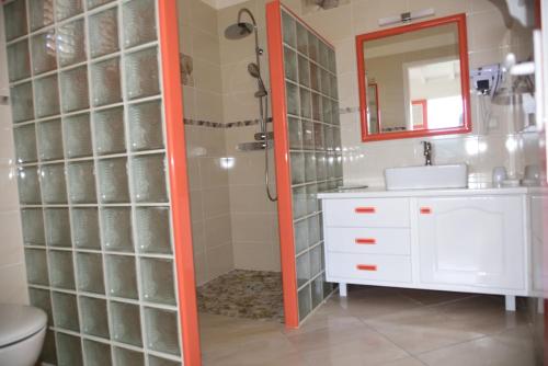 Shower, Residence Clementine Villa Passion in Grand-Bourg