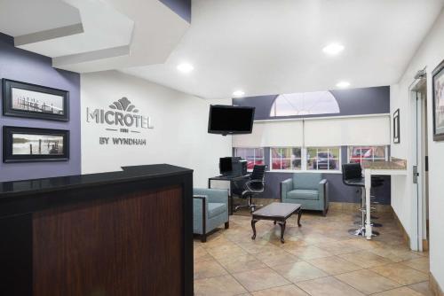 Microtel Inn Bowling Green - image 14