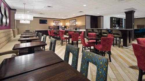 Best Western Plus Kingston Hotel and Conference Center - image 9