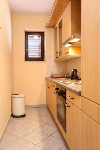 Apartments and rooms with parking space Duce, Omis - 10303