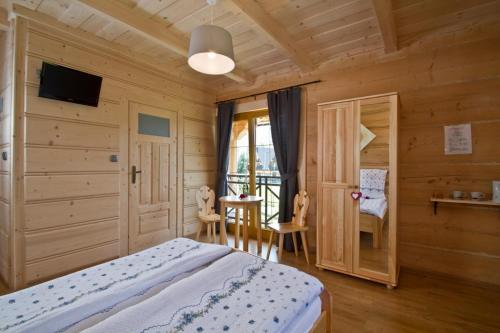Quadruple Room with Mountain View image 7
