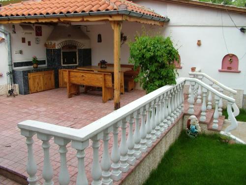 Family Hotel Emaly 1 - image 2