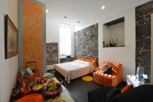1 queen bed, 2 sofa beds