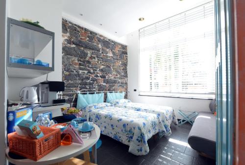 1 queen bed, 1 sofa bed