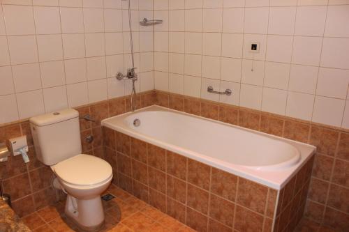 Kendros Hotel - image 2