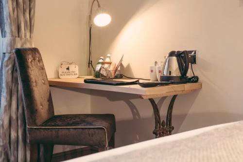 The Curious Pig in the Parlour - image 2