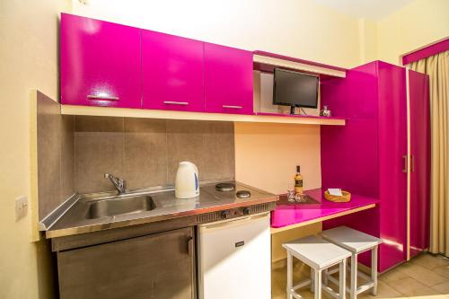 Takis Hotel Apartments - image 5