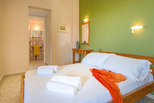 1 double bed, 1 twin bed