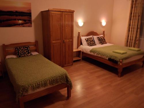 1 queen bed, 1 double bed