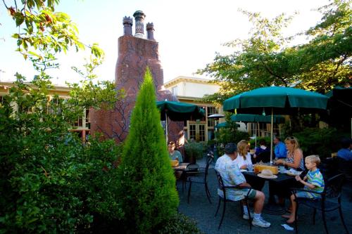 McMenamins Kennedy School - 레스토랑