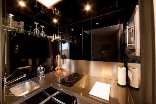 Apartamentos Guadalpin Boutique - 주방