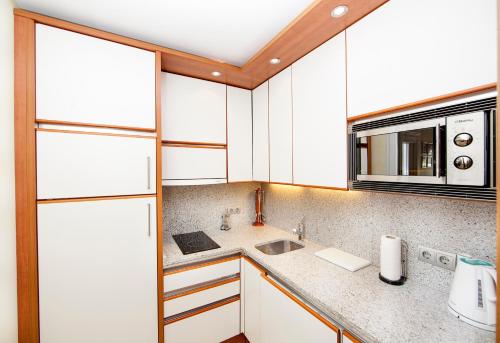 Apartamentos Guadalpin Boutique - 주방