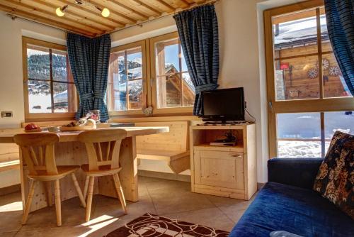 Chalet Nada - Tap to explore photos