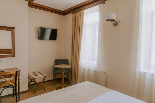 Hotel Argjiro - image 8