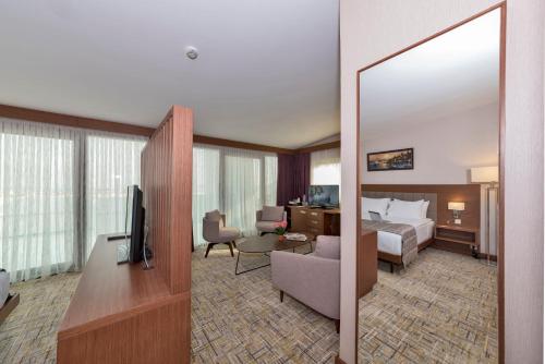 Land Park Hotel - image 3