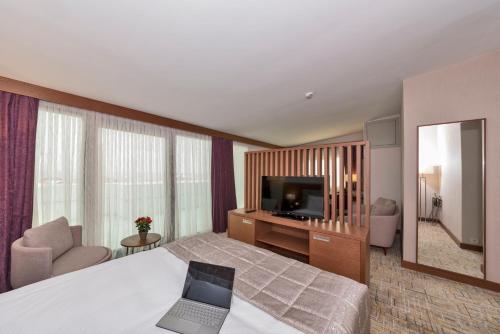 Land Park Hotel - main image