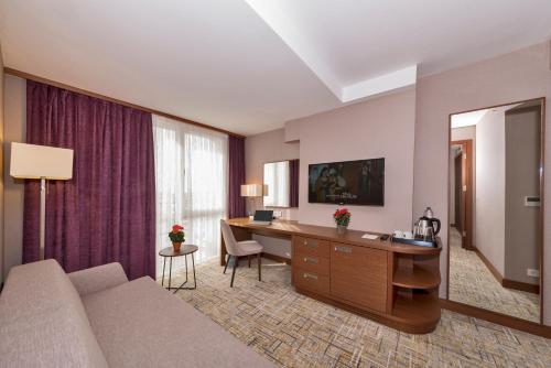 Land Park Hotel - image 5